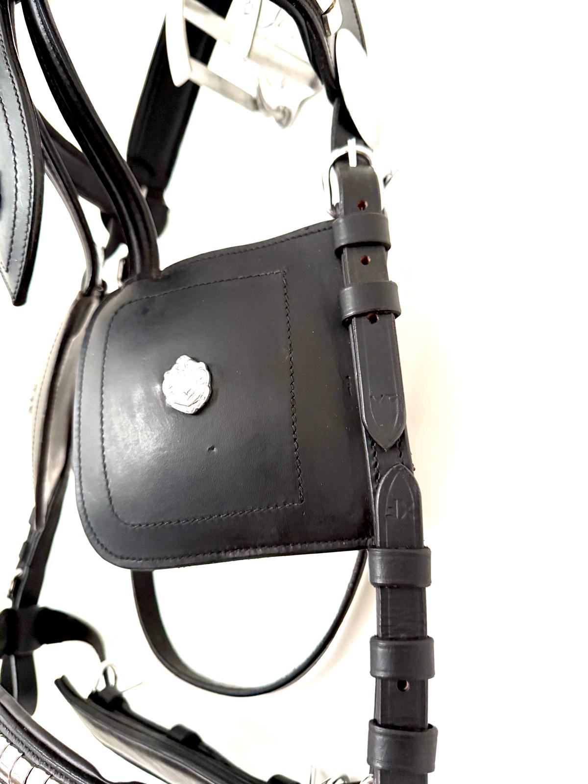 "X-full blinkered driving bridle side view black leather – Sui Saddlery"