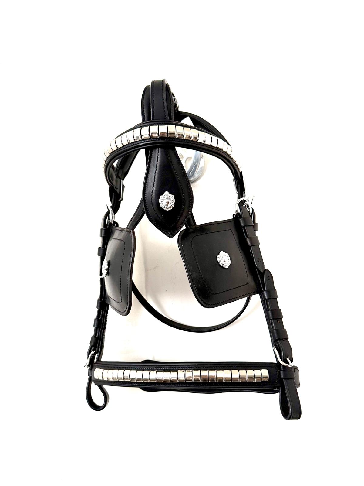 Pony driving bridle blinker cup and browband detail – Sui Saddlery"