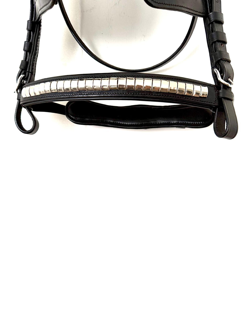 "Cob driving bridle buckle and noseband close up – Sui Saddlery"