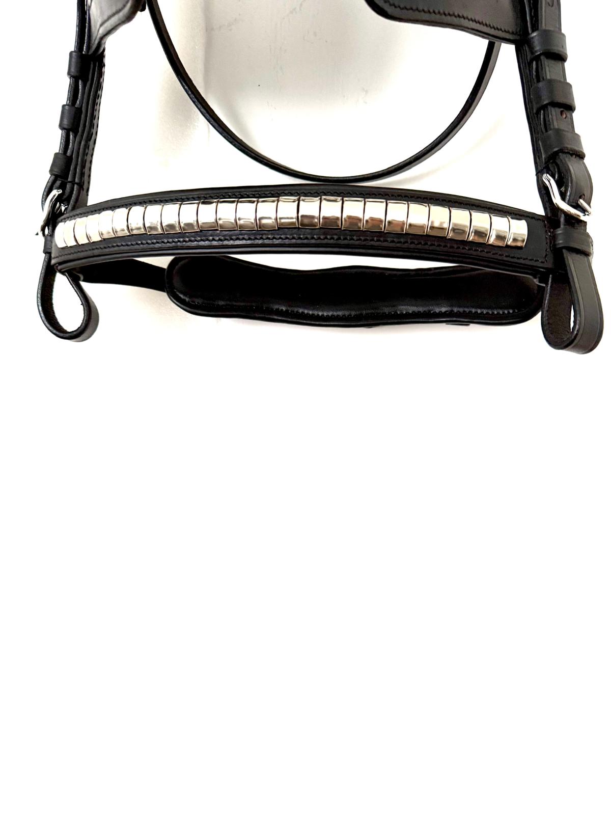 "Cob driving bridle buckle and noseband close up – Sui Saddlery"