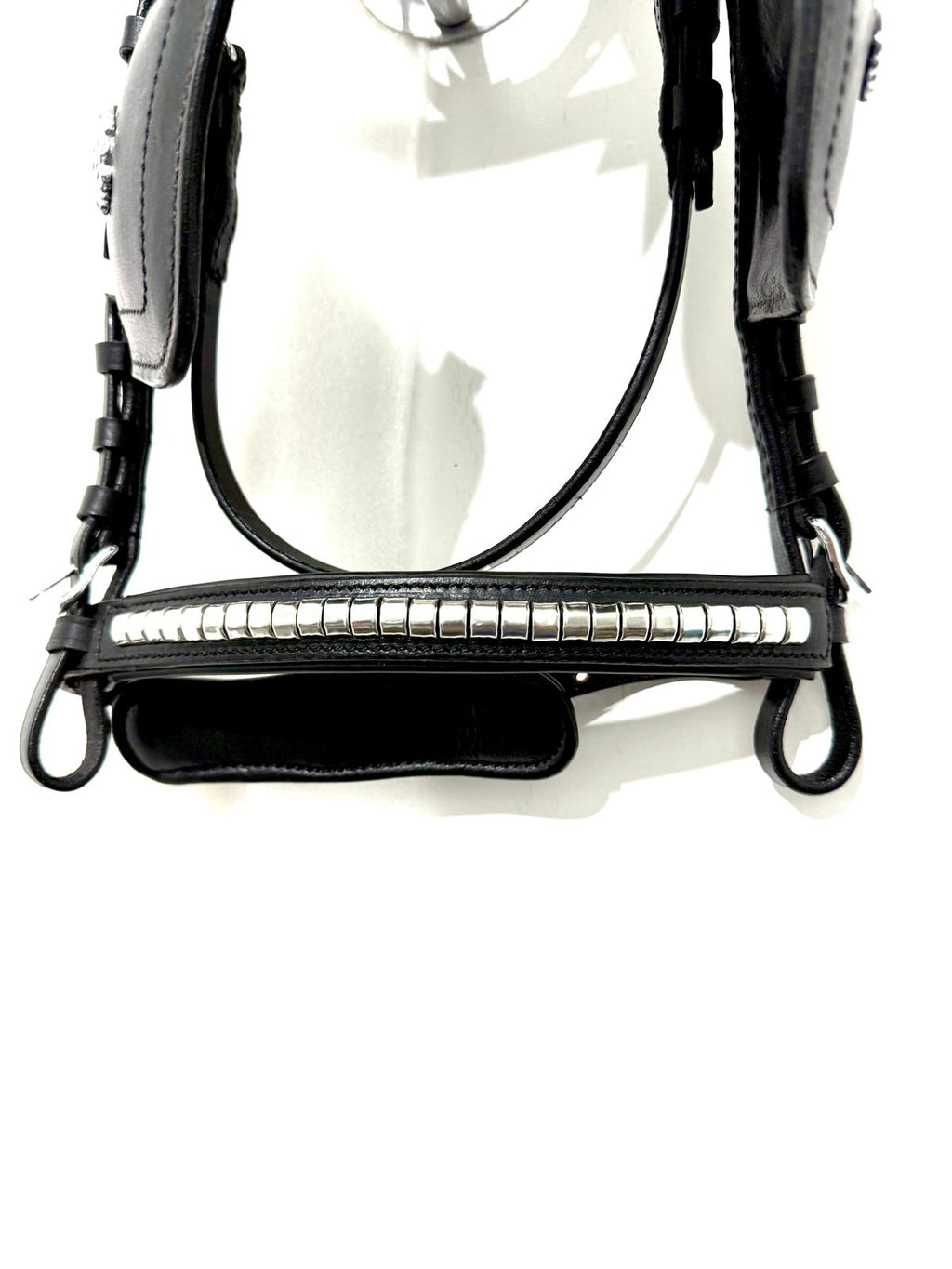"Big pony blinkered bridle browband and noseband detail – Sui Saddlery"
