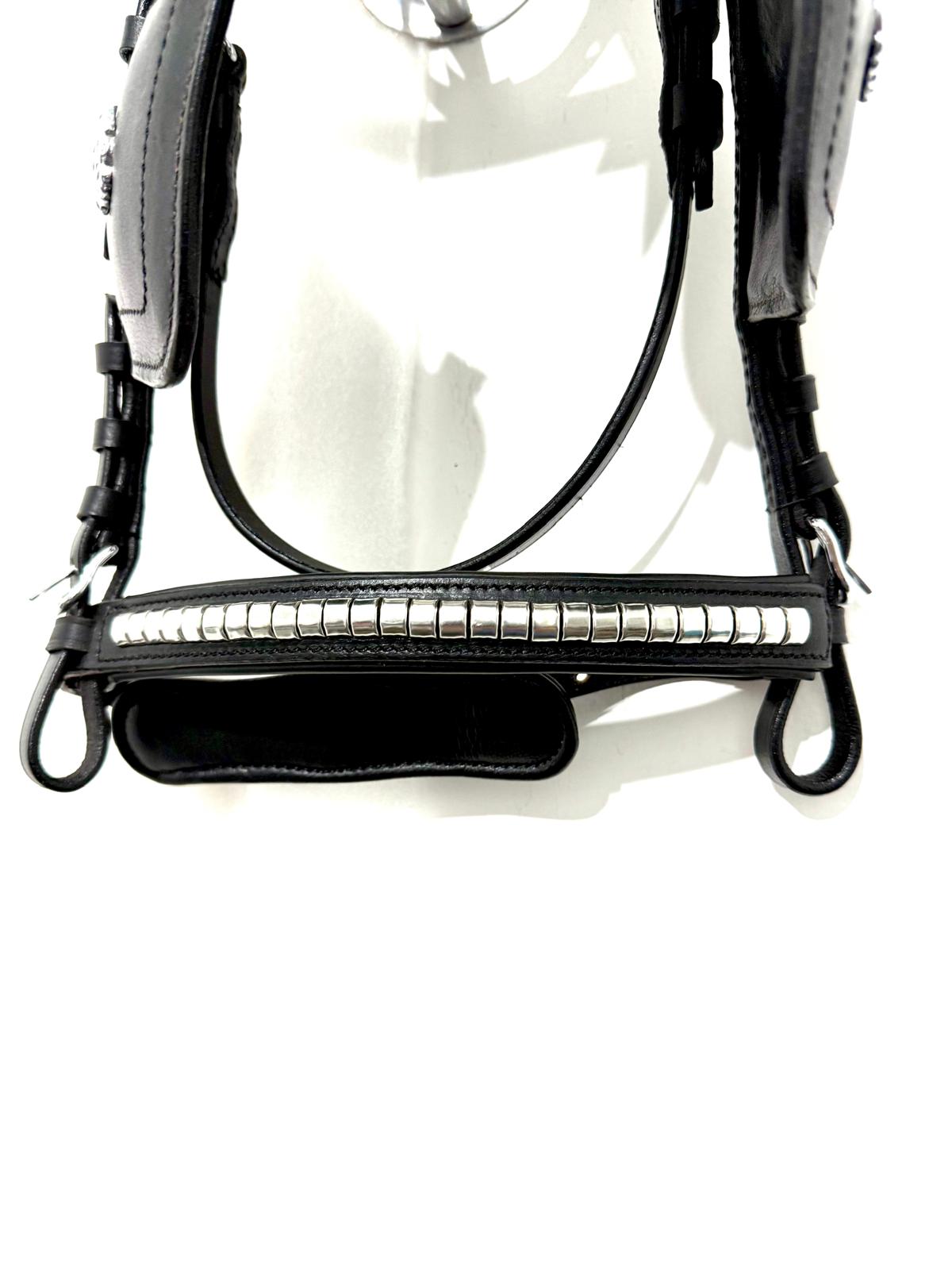 "Big pony blinkered bridle browband and noseband detail – Sui Saddlery"