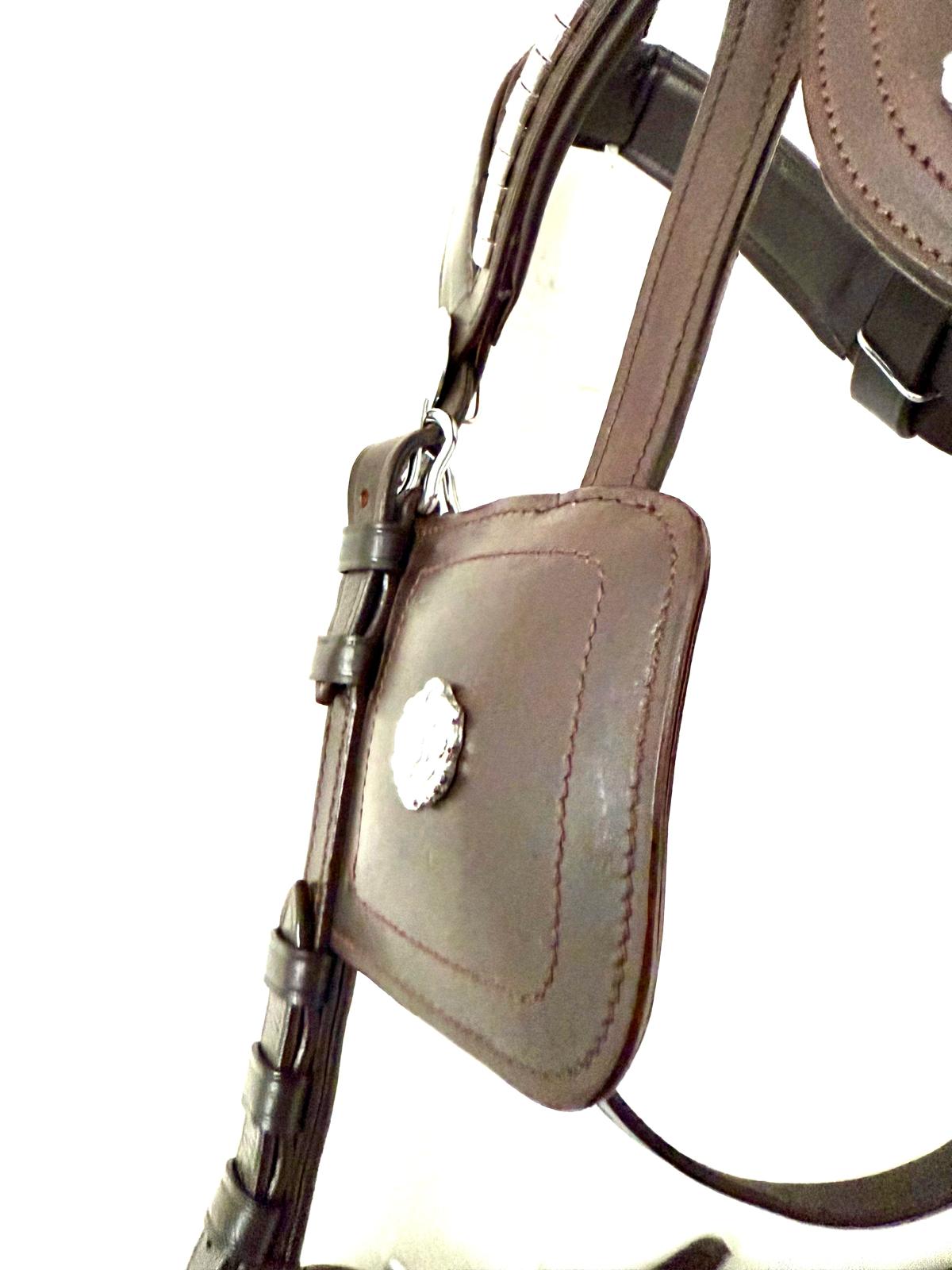 "Brown leather Shetland driving bridle clincher detail close up – Sui Saddlery"
